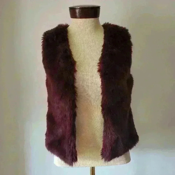 Talula Aritzia faux fur  merlot vest. Size xxs - Picture 4 of 9